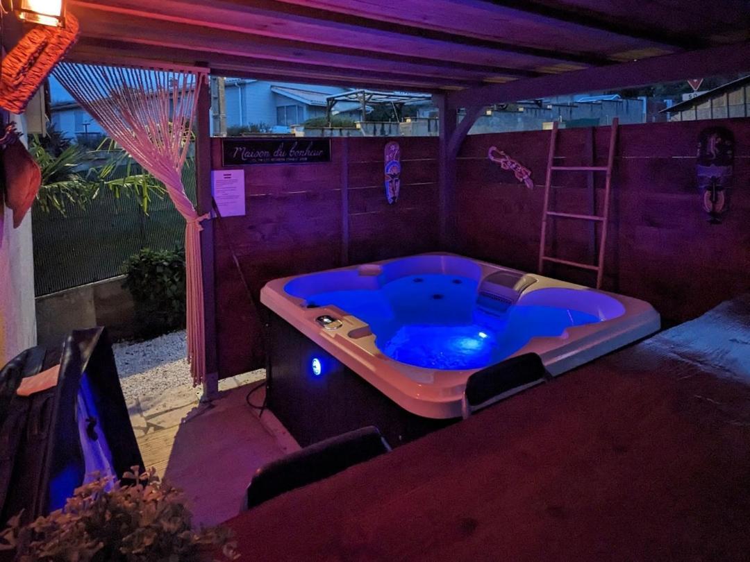 Love Room Avec Spa Nerac Luaran gambar